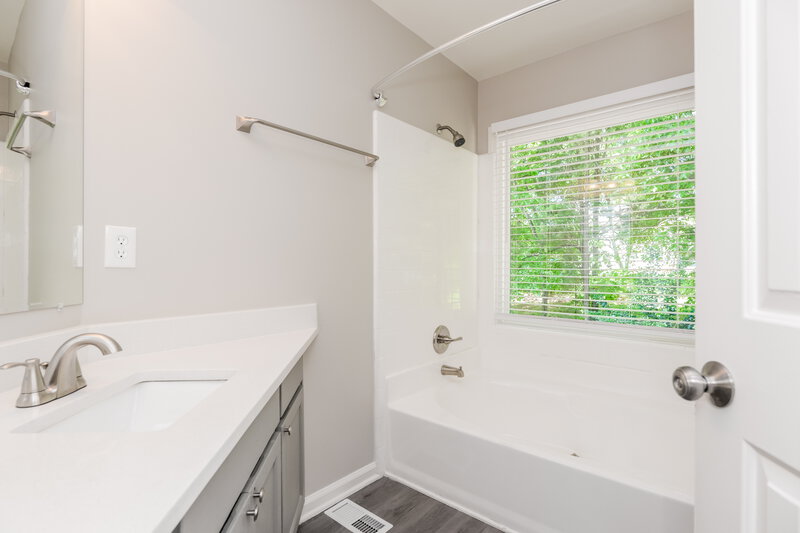 2,340/Mo, 7225 Canyon Dr Charlotte, NC 28262 Main Bathroom View