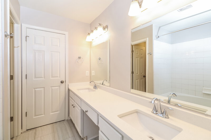 2,120/Mo, 11814 Nestar Pl Charlotte, NC 28273 Main Bathroom View