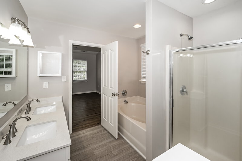 1,980/Mo, 130 Hampshire Dr Mooresville, NC 28115 Main Bathroom View