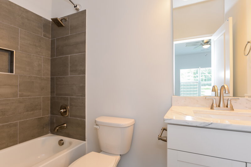 1,690/Mo, 109 McLean St Mount Holly, NC 28120 Main Bathroom View