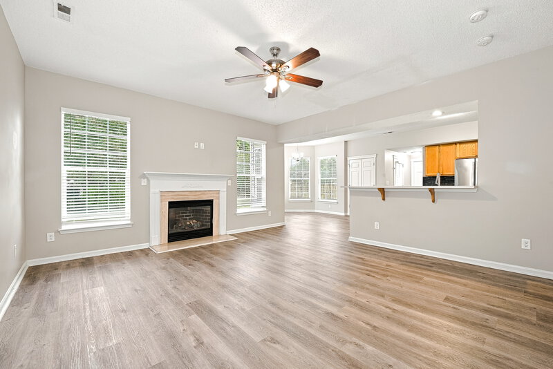2,295/Mo, 7223 Claiborne Woods Rd Charlotte, NC 28216 Living Room View 2