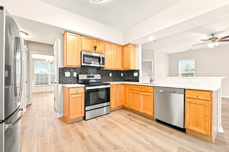 2,295/Mo, 7223 Claiborne Woods Rd Charlotte, NC 28216 Kitchen View
