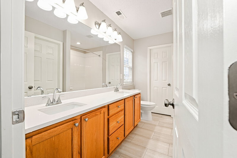 2,295/Mo, 7223 Claiborne Woods Rd Charlotte, NC 28216 Primary Bathroom View