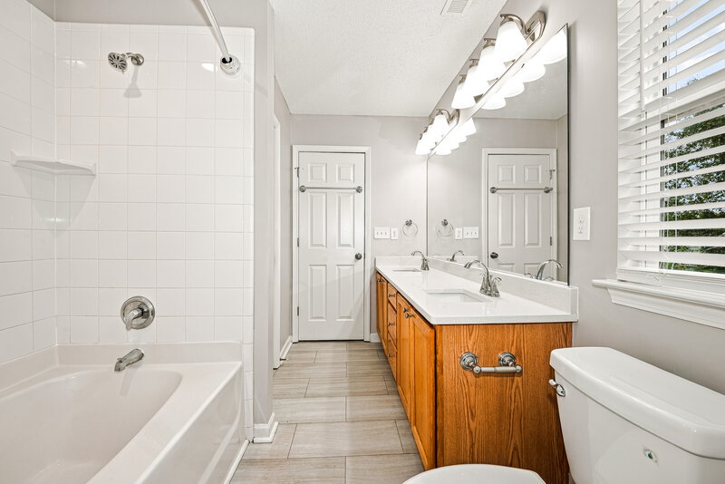 2,295/Mo, 7223 Claiborne Woods Rd Charlotte, NC 28216 Primary Bathroom View 2