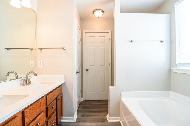 2,150/Mo, 1322 Rumstone Ln Charlotte, NC 28262 Bathroom View