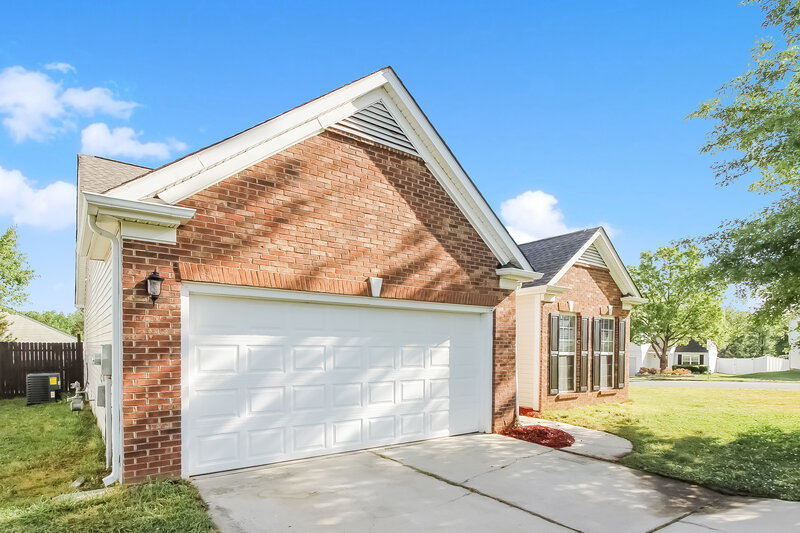 2,680/Mo, 8704 Rozumny Dr Charlotte, NC 28216 Front View 2