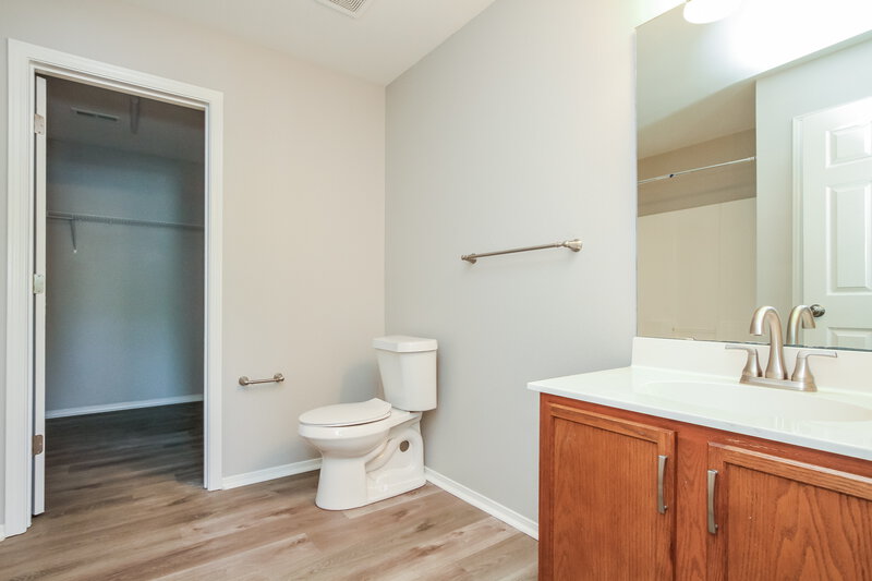 2,230/Mo, 3614 Charterhall Ln Charlotte, NC 28215 Main Bathroom View