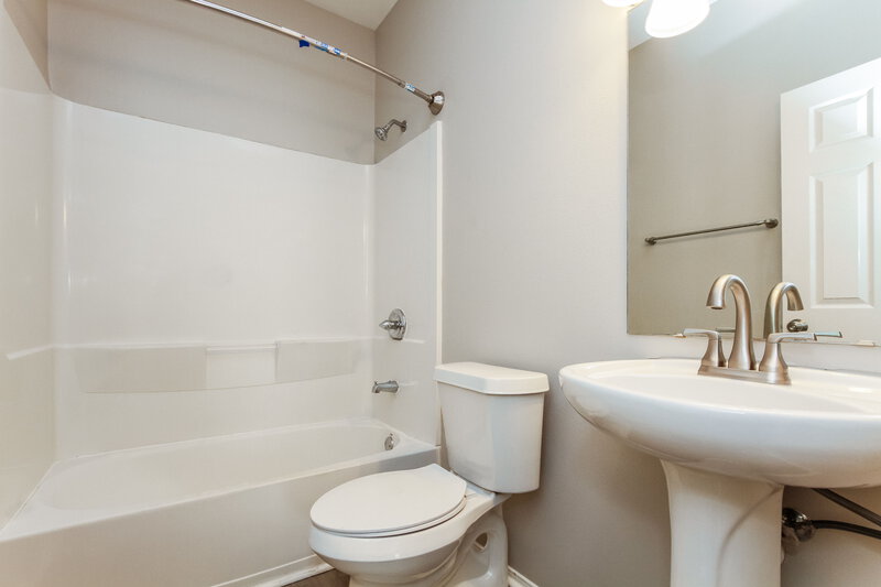 2,230/Mo, 3614 Charterhall Ln Charlotte, NC 28215 Bathroom View