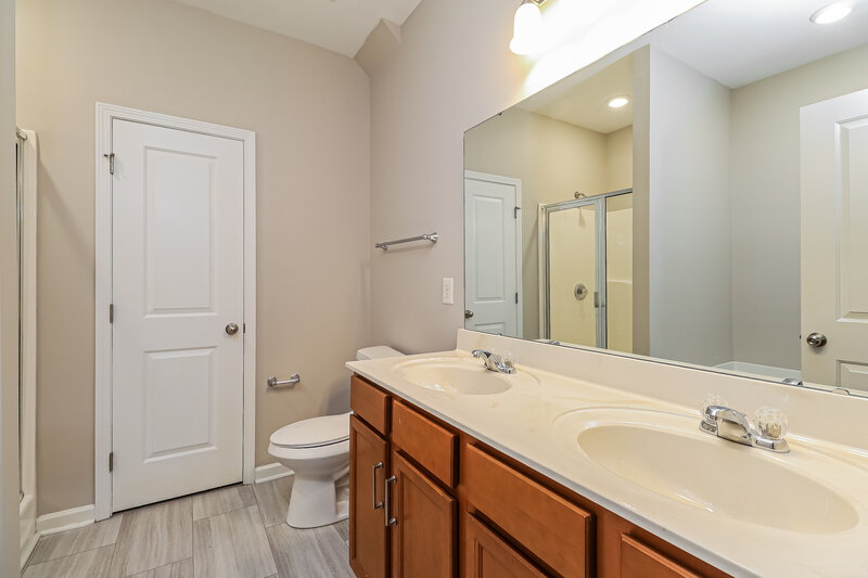 2,550/Mo, 12423 Hunting Birds Ln Charlotte, NC 28278 Main Bathroom View