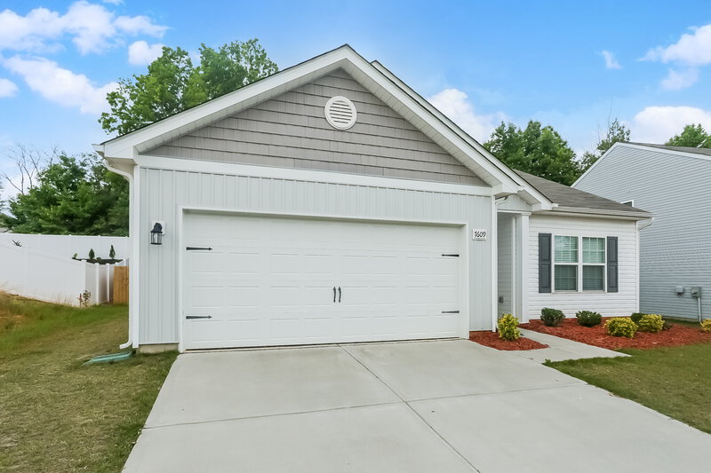 2,130/Mo, 7609 Malden Park Dr Charlotte, NC 28215 Front View