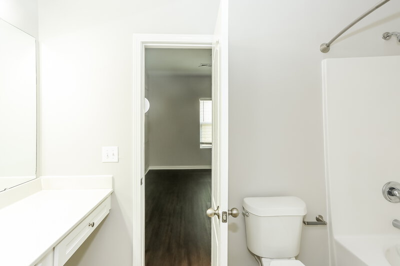2,130/Mo, 7609 Malden Park Dr Charlotte, NC 28215 Main Bathroom View