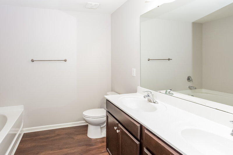 2,125/Mo, 5313 Park Brook Dr Charlotte, NC 28269 Main Bathroom View