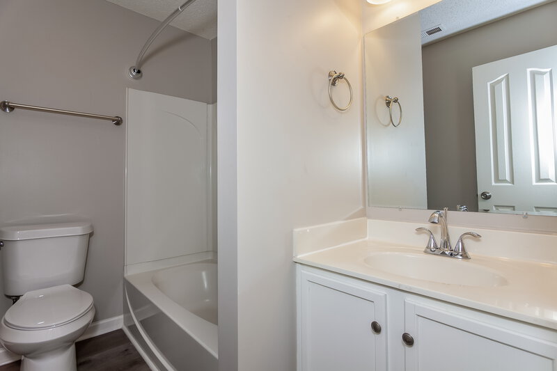 1,815/Mo, 9809 Holly Park Dr Charlotte, NC 28214 Main Bathroom View