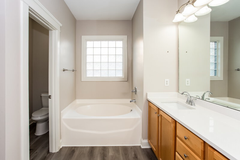 2,520/Mo, 8116 Bud Henderson Rd Huntersville, NC 28078 Main Bathroom View
