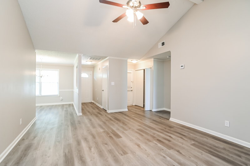2,130/Mo, 4040 Coopersdale Rd Charlotte, NC 28273 Living Room View 2