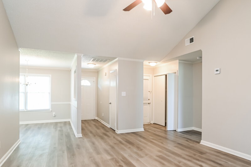 2,130/Mo, 4040 Coopersdale Rd Charlotte, NC 28273 Living Room View 3