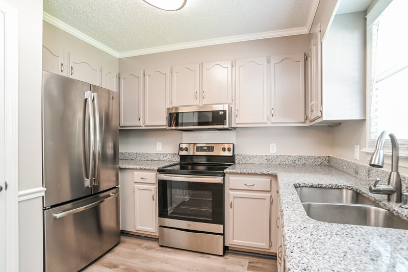 2,130/Mo, 4040 Coopersdale Rd Charlotte, NC 28273 Kitchen View 2
