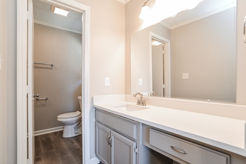 2,130/Mo, 4040 Coopersdale Rd Charlotte, NC 28273 Main Bathroom View