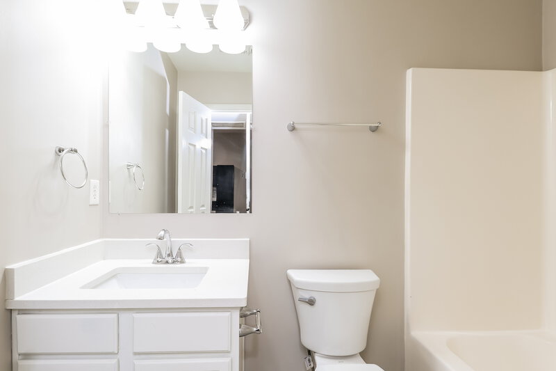 1,725/Mo, 2622 Amber Crest Dr Gastonia, NC 28052 Main Bathroom View