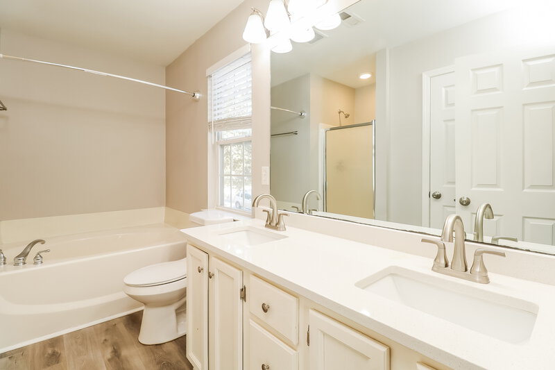 1,875/Mo, 6406 Nevin Rd Charlotte, NC 28262 Main Bathroom View