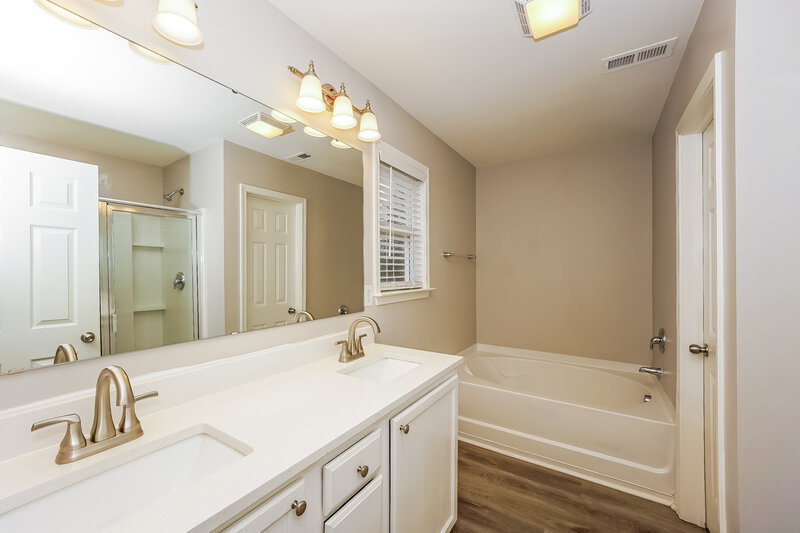 2,175/Mo, 9622 Fernspray Rd Charlotte, NC 28215 Main Bathroom View