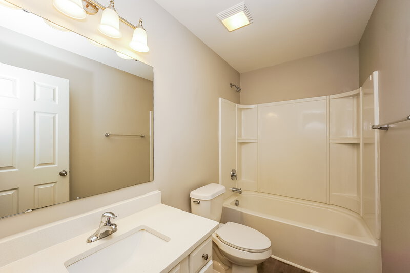 2,175/Mo, 9622 Fernspray Rd Charlotte, NC 28215 Bathroom View