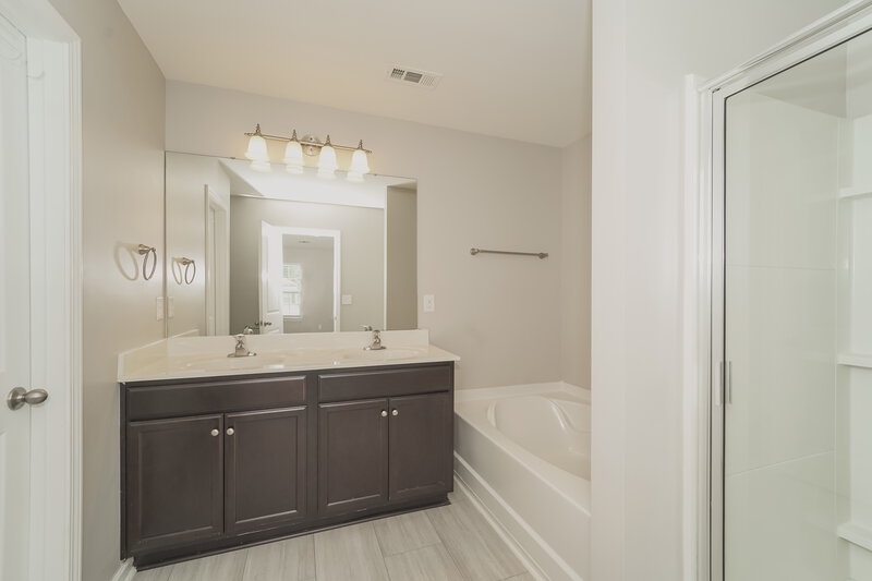 1,865/Mo, 6717 Broad Valley Ct. Charlotte, NC 28216 Main Bathroom View