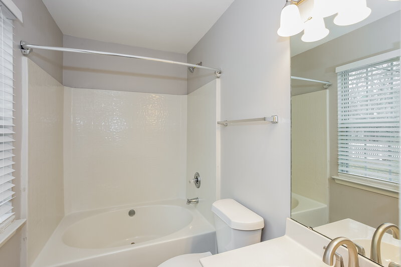 1,640/Mo, 1003 Salmon River Monroe, NC 28110 Main Bathroom View