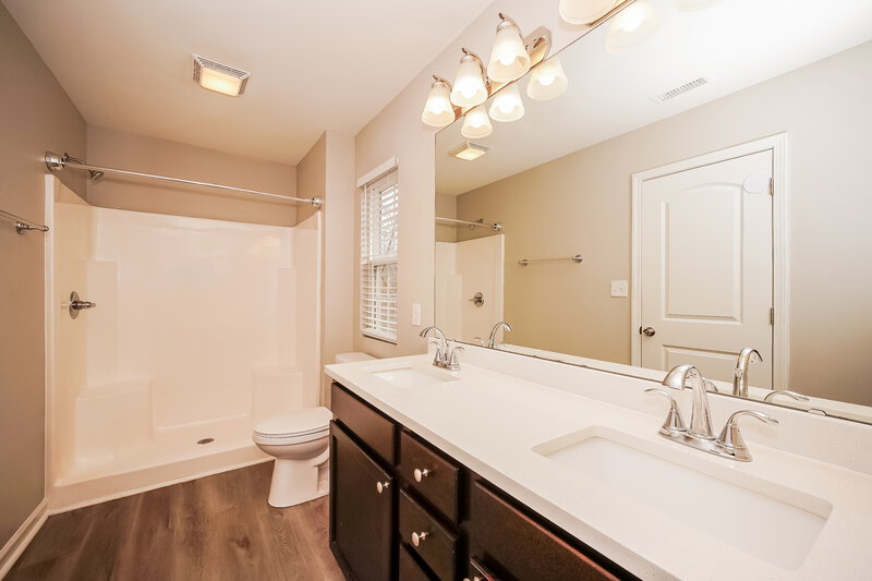 1,800/Mo, 111 Lookout Point Pl Mooresville, NC 28115 Main Bathroom View