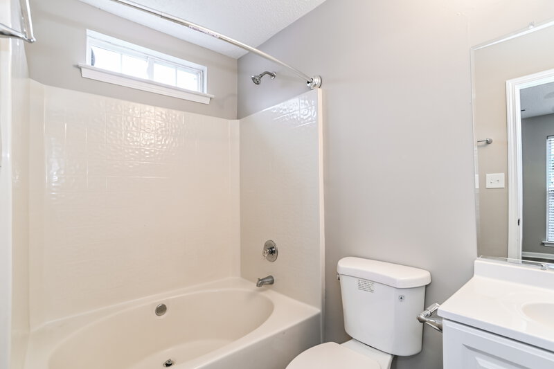 1,805/Mo, 5720 Shining Oak Ln Charlotte, NC 28269 Main Bathroom View