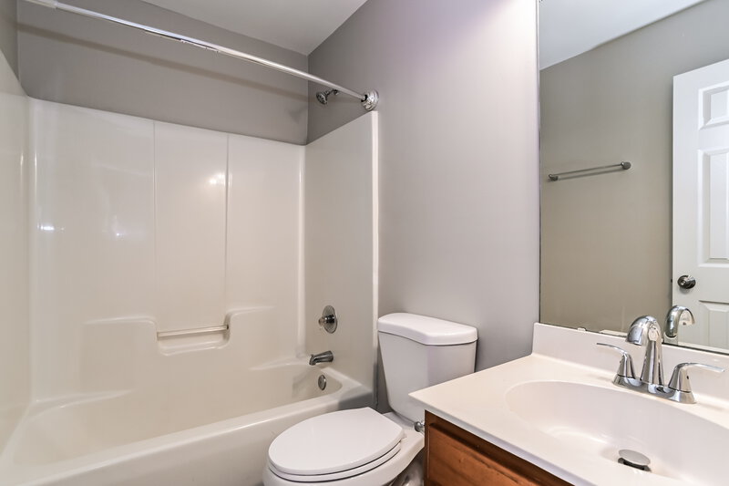 1,805/Mo, 5720 Shining Oak Ln Charlotte, NC 28269 Bathroom View