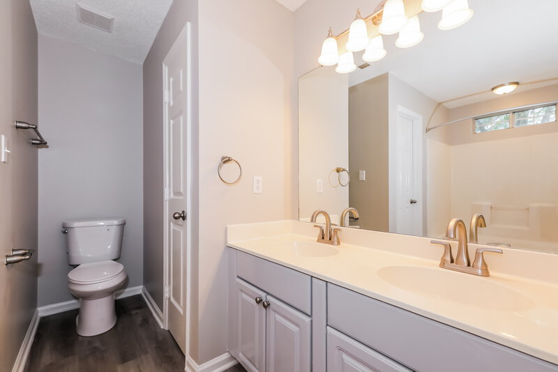 2,320/Mo, 9922 Patrick Springs Ct Matthews, NC 28105 Main Bathroom View