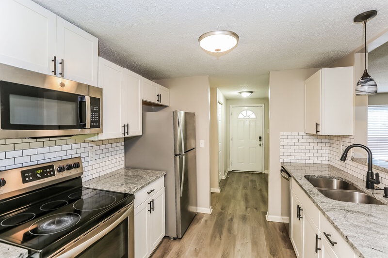 1,820/Mo, 6636 Piney Path Rd Charlotte, NC 28212 Kitchen View