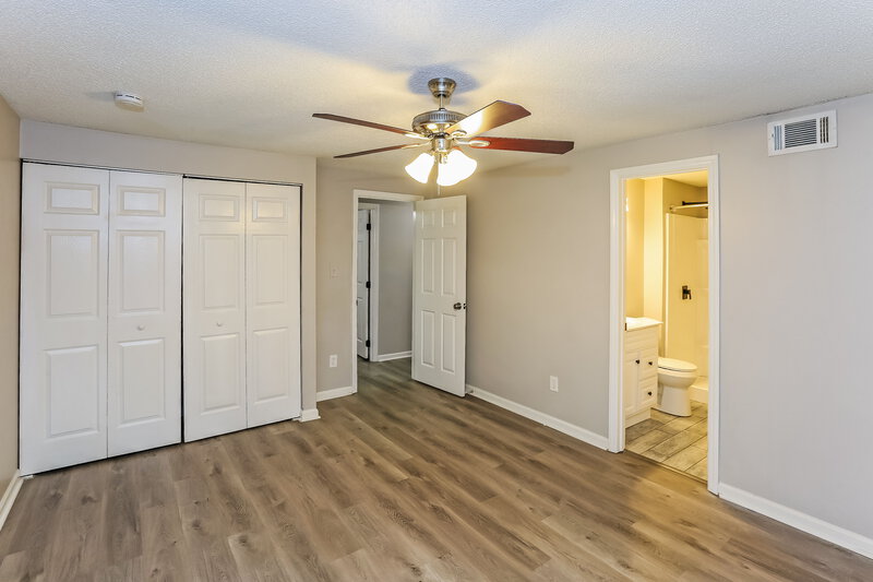 1,820/Mo, 6636 Piney Path Rd Charlotte, NC 28212 Main Bedroom View 2