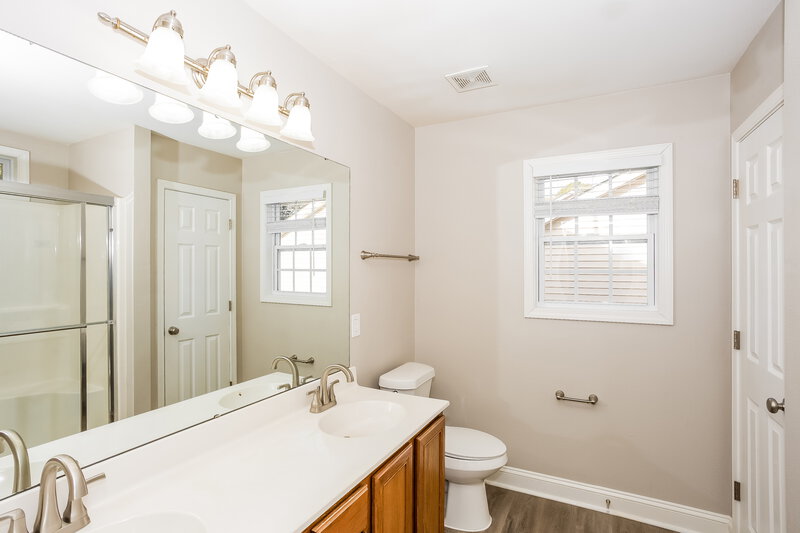 2,040/Mo, 1525 Bucklebury Court Charlotte, NC 28269 Main Bathroom View