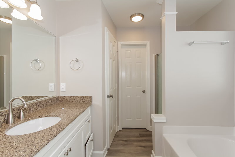 1,955/Mo, 1506 Rumstone Ln Charlotte, NC 28262 Main Bathroom View