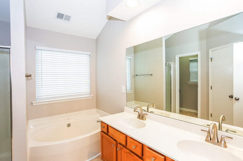 2,010/Mo, 5751 Heron Point Pl SW Concord, NC 28025 Main Bathroom View