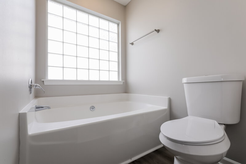 2,350/Mo, 10122 Mayhurst Ct Charlotte, NC 28213 Main Bathroom View 2