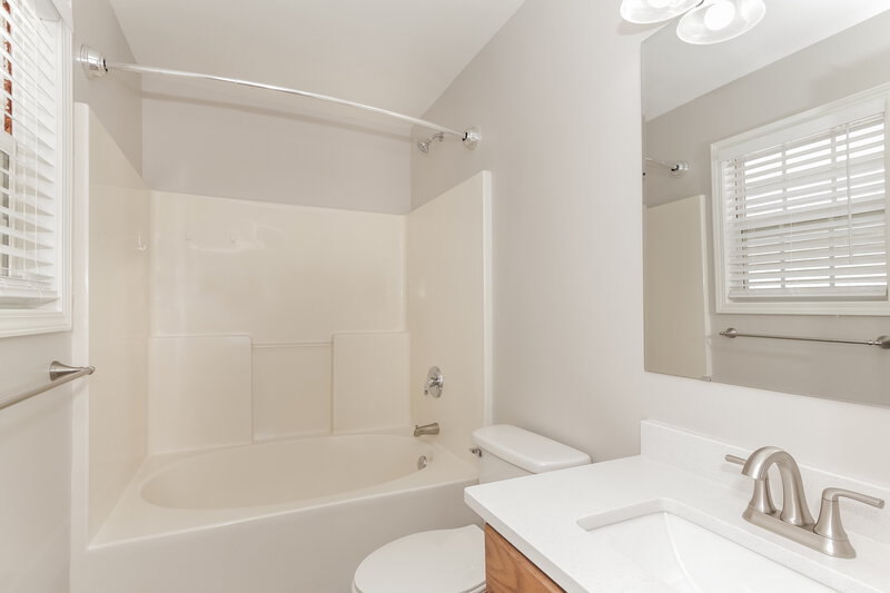 1,830/Mo, 2707 Oasis Ln Charlotte, NC 28214 Main Bathroom View