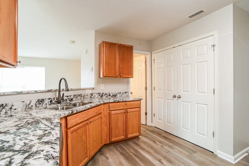 1,905/Mo, 1604 Harland St Charlotte, NC 28216 Kitchen View