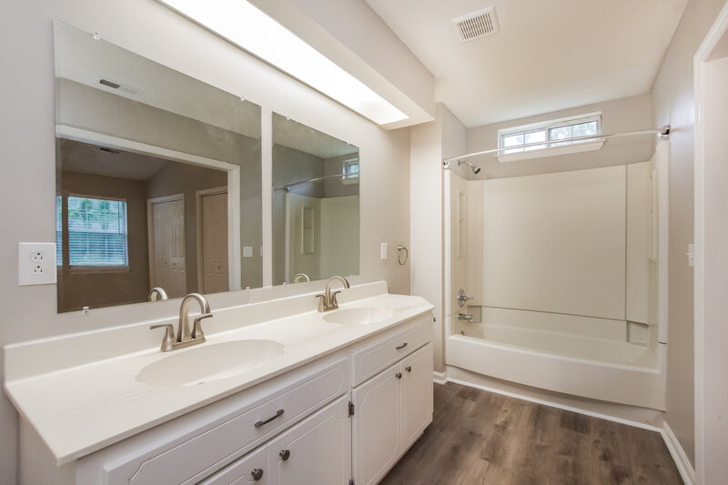 1,785/Mo, 10301 Roundhouse Cir Mint Hill, NC 28227 Main Bathroom View