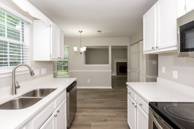 1,700/Mo, 2212 Sloan Dr Charlotte, NC 28208 Kitchen View 2