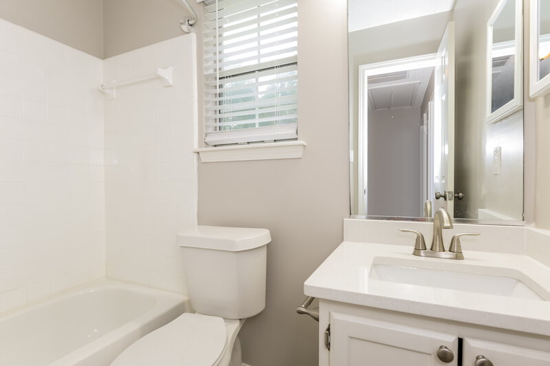 1,700/Mo, 2212 Sloan Dr Charlotte, NC 28208 Bathroom View
