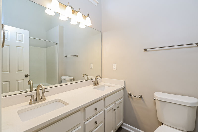 1,850/Mo, 7039 Lowen Rd Charlotte, NC 28269 Main Bathroom View