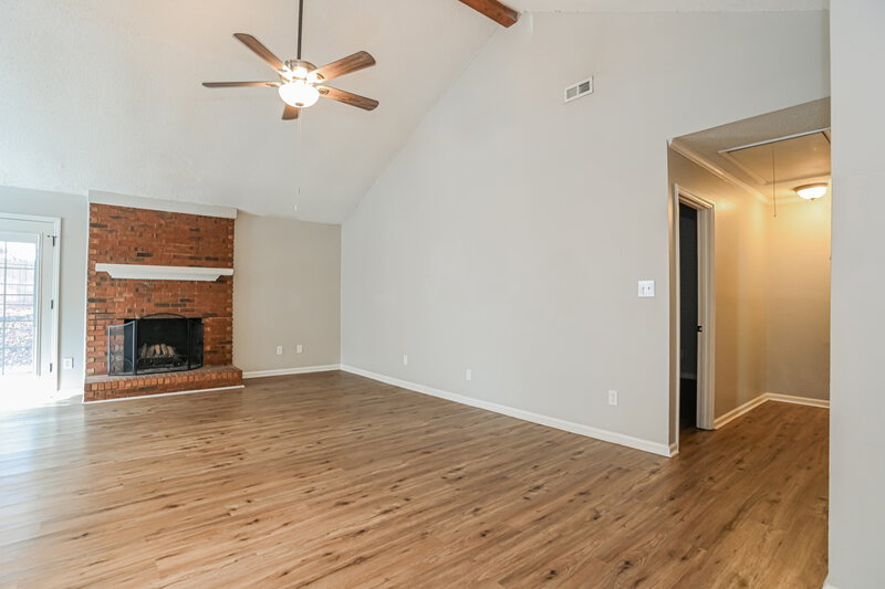 2,070/Mo, 7317 Rockwood Forest Ln Charlotte, NC 28212 Living Room View