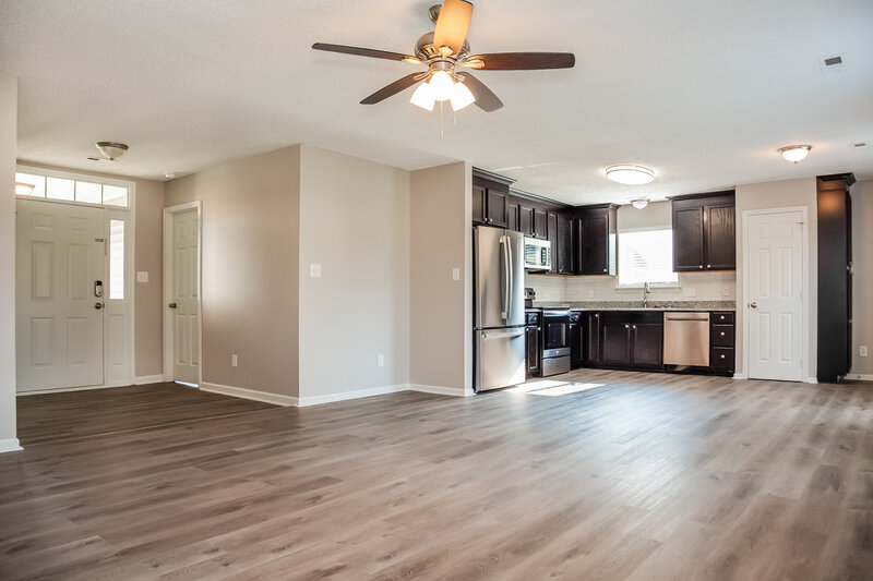 1,875/Mo, 9912 Peppermint Ln Charlotte, NC 28215 Living Room View 2