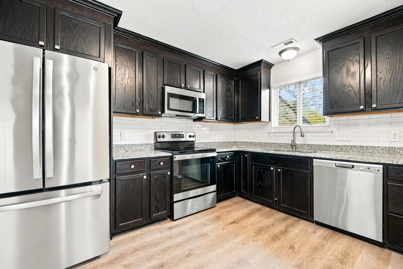 1,980/Mo, 9912 Peppermint Ln Charlotte, NC 28215 Kitchen View