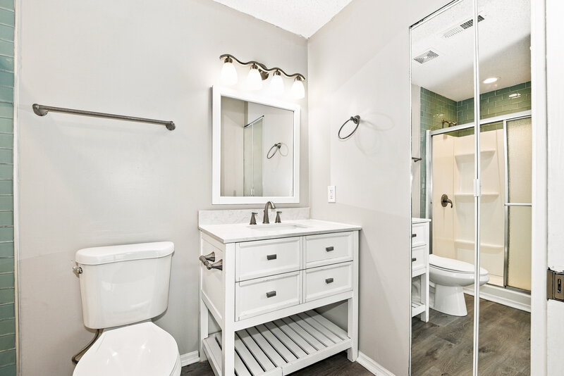 1,980/Mo, 9912 Peppermint Ln Charlotte, NC 28215 Primary Bathroom View