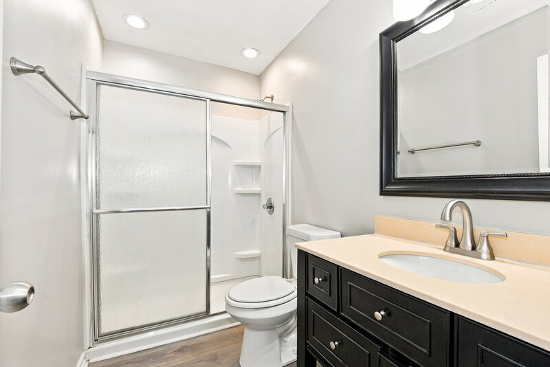 1,980/Mo, 9912 Peppermint Ln Charlotte, NC 28215 Bathroom View