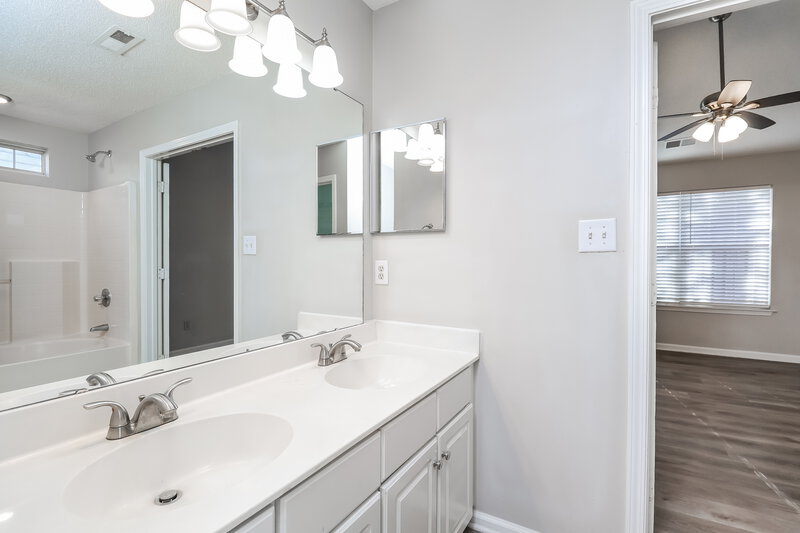 1,815/Mo, 10509 Brawley Ln Charlotte, NC 28215 Main Bathroom View